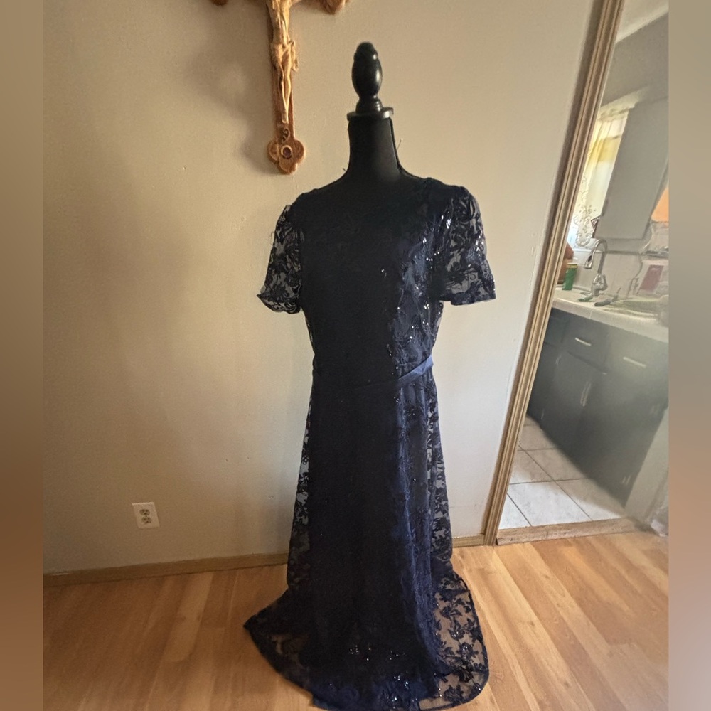 Elegant Navy Lace Evening Dress fully lined built in bra